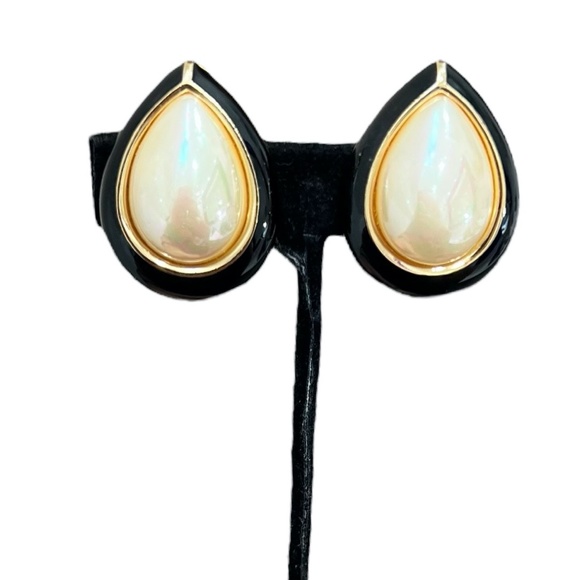 VINTAGE CHRISTIAN DIOR TEARDROP FAUX PEARL WITH BLACK ENAMEL CLIP ONS - Picture 1 of 16